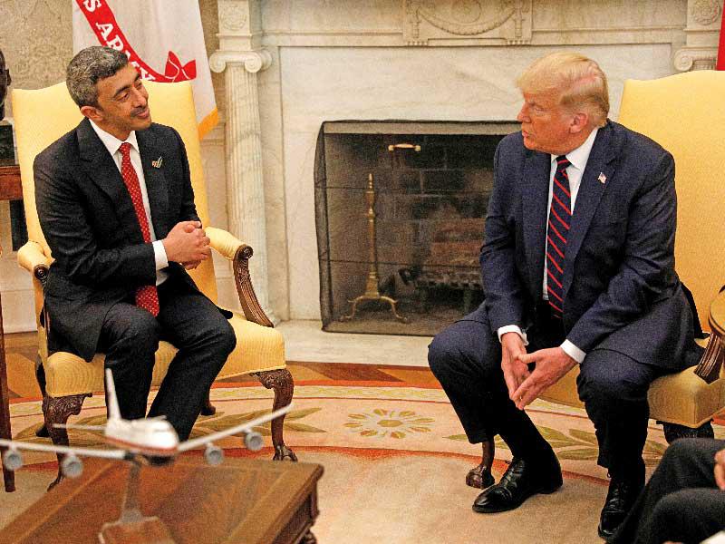 الرئيس الأميركي دونالد ترامب  يستمع إلى وزير الخارجية الإماراتي الشيخ عبدالله بن زايد قبل توقيع الاتفاقيات بالبيت الأبيض أمسt (رويترز)