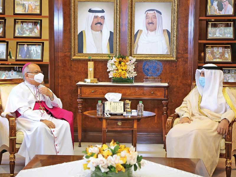  وزير الخارجية وزير الدفاع بالإنابة الشيخ د. أحمد الناصر مستقبلاً سفير الفاتيكان أمس