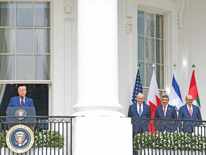 بن زايد والزياني ونتنياهو يستمعون لكلمة ترامب على هامش توقيع الاتفاق في البيت الأبيض أمس (أ ف ب)