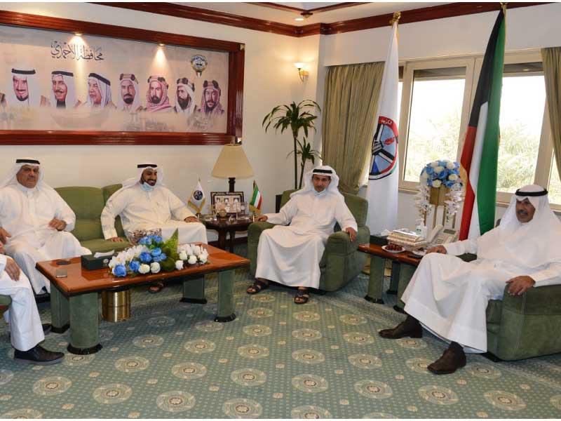 محافظ الأحمدي مجتمعاً بمزارعي الوفرة