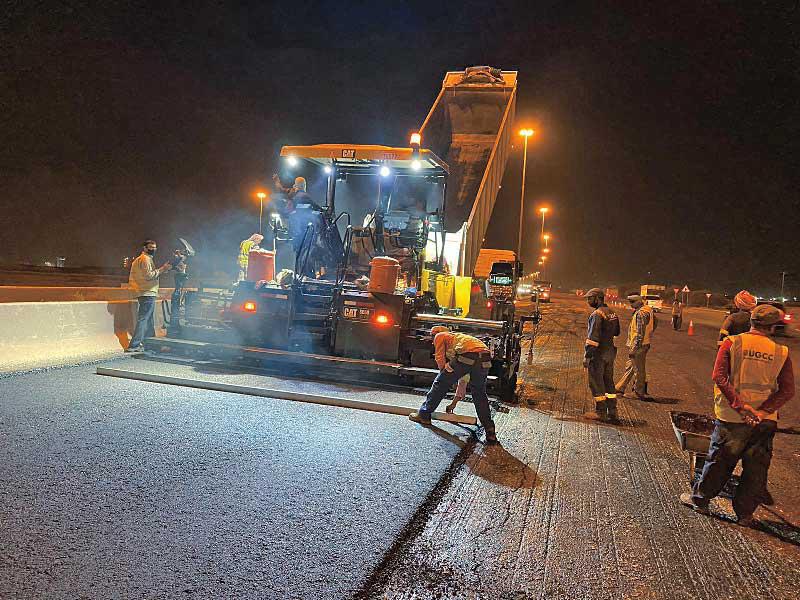 جانب من أعمال فرش الأسفلتn