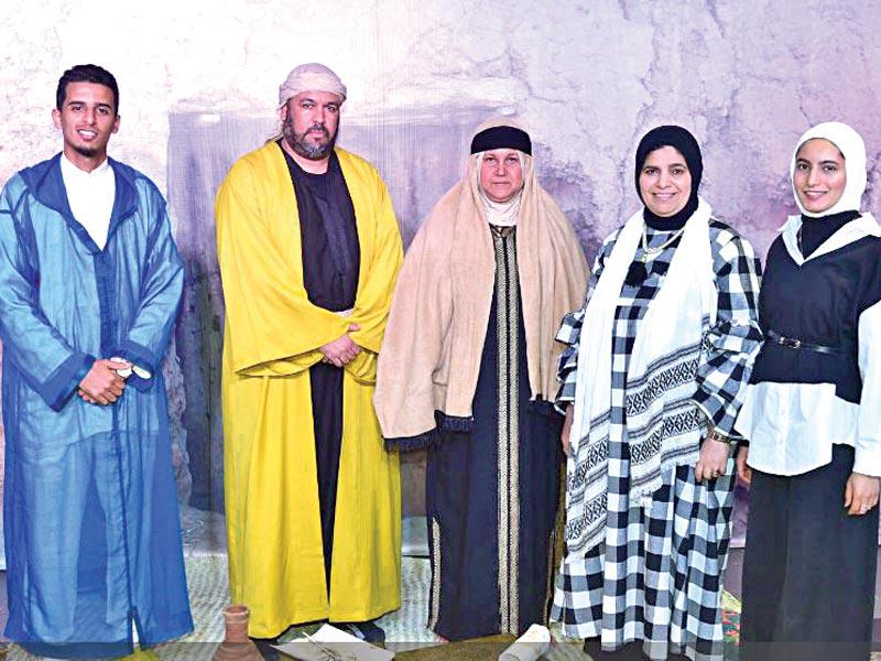 لأديبة والباحثة والأستاذة الجامعية د. هيفاء السنعوسي تتوسط فريق عمل مسرحيتها «الرميكية وملك إشبيلية»