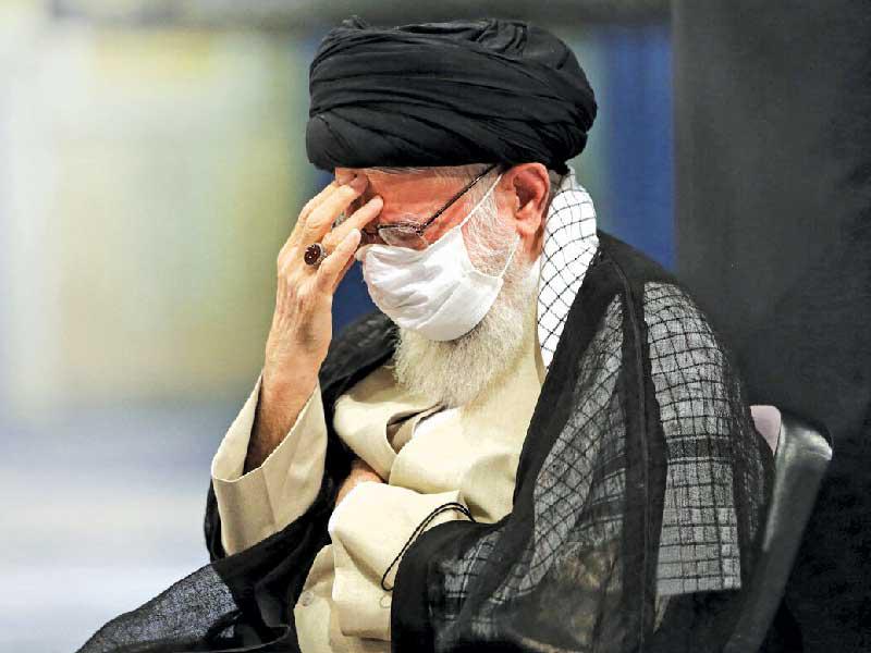 المرشد الأعلى علي خامنئي في مراسم عزاء الإمام السجّاد علي زين العابدين بحسينية الخميني قبل يومين (إيرنا)n