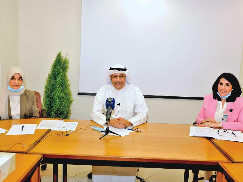  القائم بأعمال عميد القبول والتسجيل بجامعة الكويت د. علي المطيري متحدثاً خلال البث المباشر