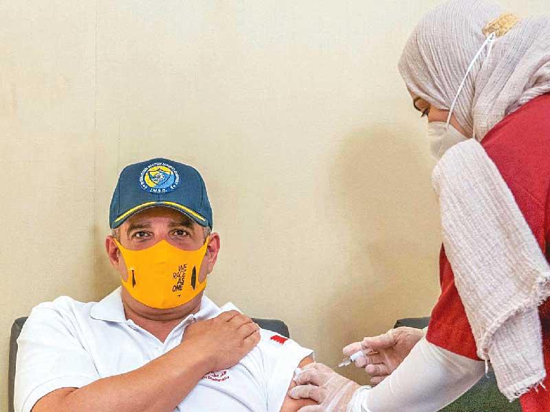 ولي عهد البحرين يتطوّع في تجارب لقاح كورونا