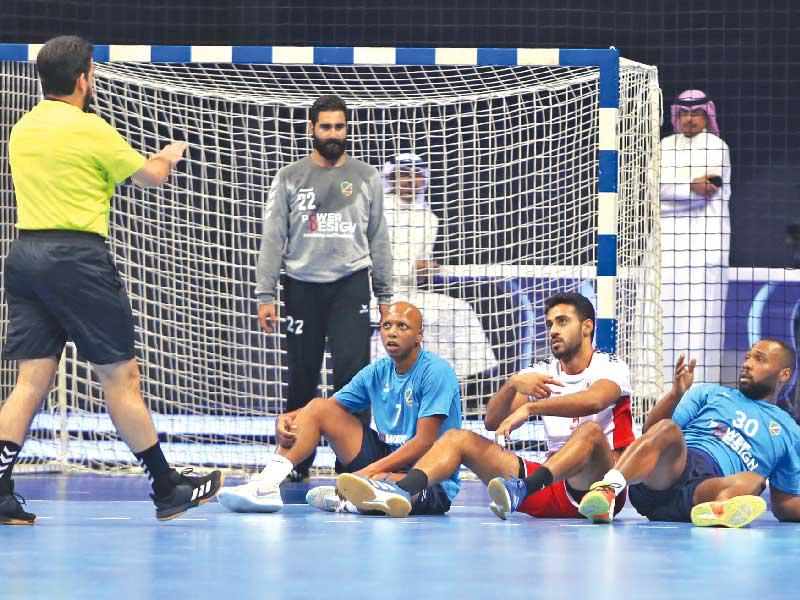 حكم مباراة الكويت والسالمية هاني ابل ينذر لاعبي الفريقين (تصوير جورج ريجي)n