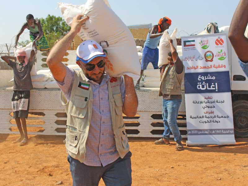 جمعية الرحمة العالمية توزع مواد غذائية على الأسر المتعففة في جيبوتي