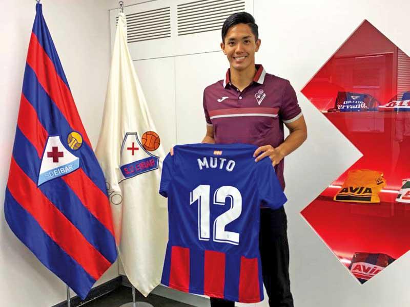 المهاجم الياباني يوشينوري موتو 