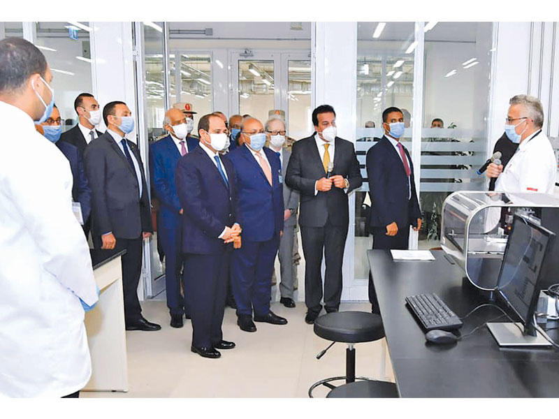 الرئيس المصري عبدالفتاح السيسي يتفقد أحد أقسام الجامعة المصرية - اليابانية بمدينة برج العرب أمس (صفحة الرئاسة)