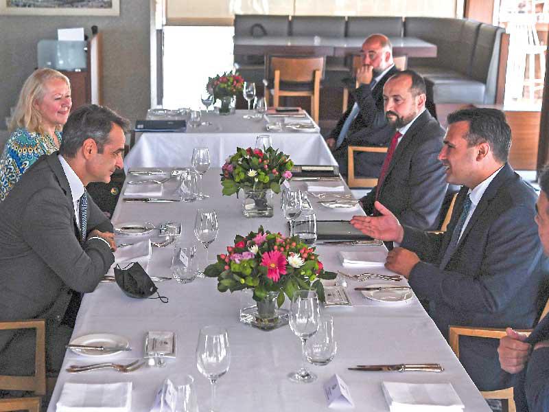 رئيس الوزراء اليوناني كيرياكوس ميتسوتاكيس يستضيف نظيره المقدوني الشمالي جوران زاييف على مأدبة غداء في فندق بأثينا أمس   (إي بي إيه)