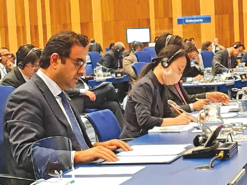 السفير صادق معرفي خلال إلقاء كلمة الكويت