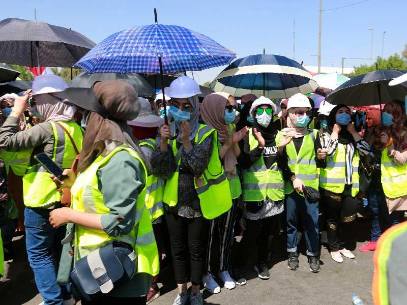 عراقيات يتقدمن مسيرة احتجاجية للعاطلين عن العمل قرب المنطقة الخضراء أمس (إي بي إيه)