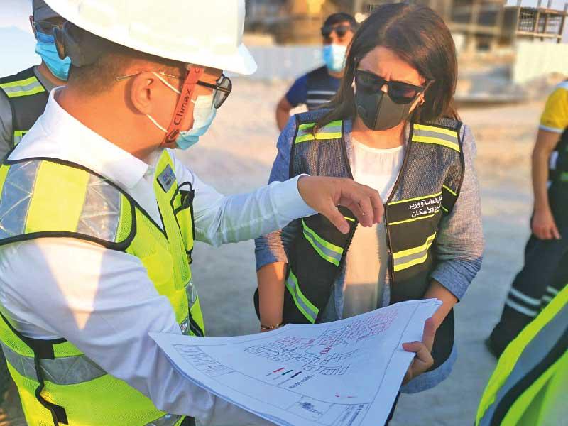 جانب من زيارة  وزيرة الأشغال العامة وزيرة الدولة لشؤون الإسكان د. ‫رنا الفارس إلى ضاحية N10 بمدينة المطلاع 
