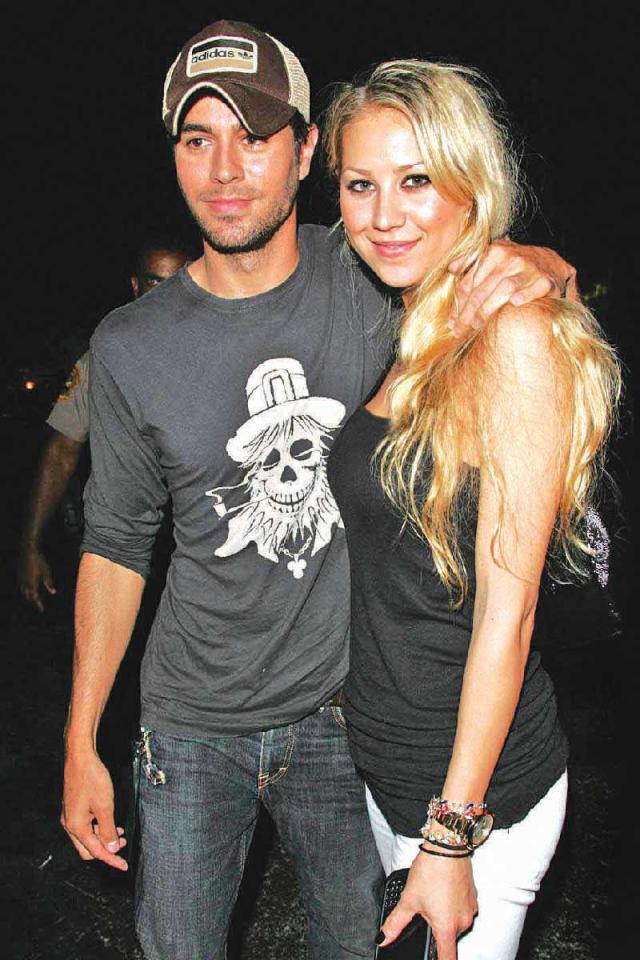 النجم انريكي اغليسياس وصديقته لاعبة التنس الروسية آنا كورنيكوفا