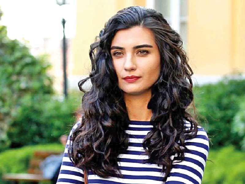 النجمة التركية ​توبا بويوكستون​