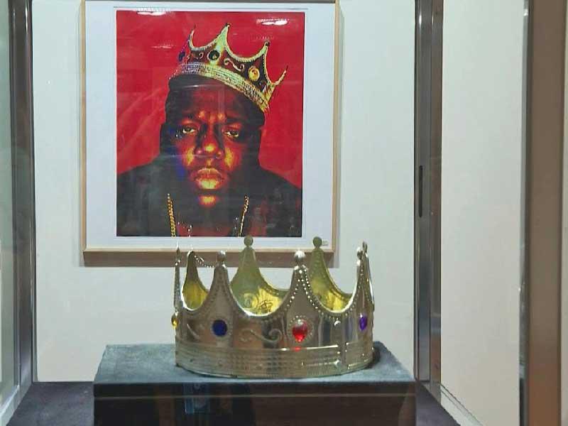 التاج البلاستيكي للمغني بيغي 