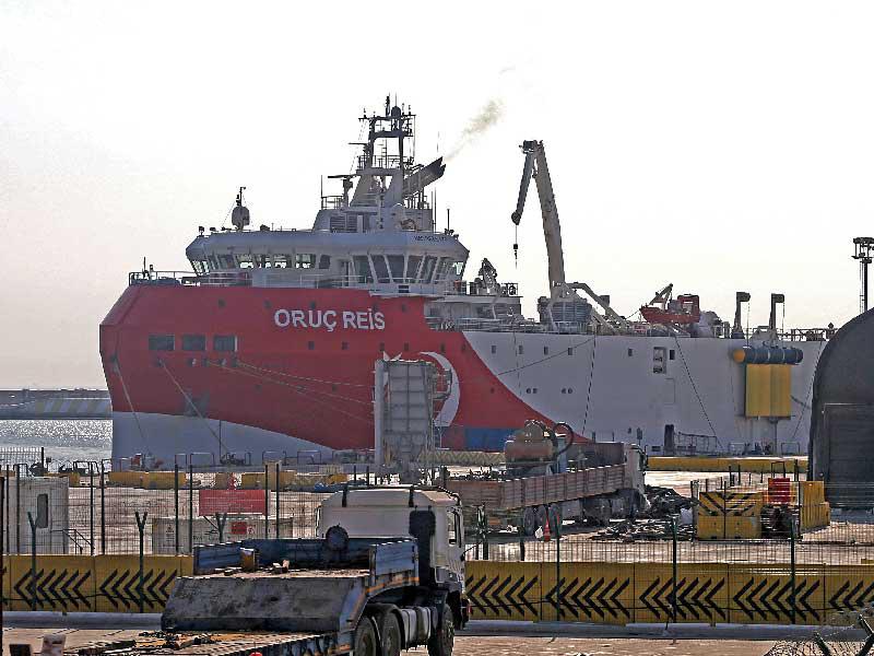 سفينة الاستكشاف التركية «أورتش ريس» بميناء أنطاليا المطل على البحر المتوسط أمسt (إي بي أيه)