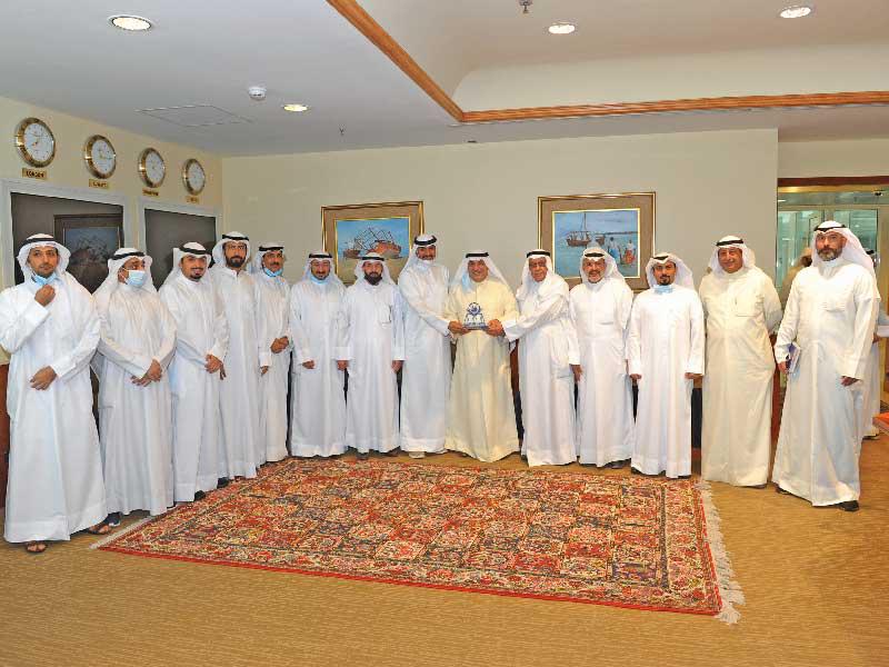 رئيس غرفة تجارة وصناعة الكويت محمـد الصقر مستقبلاً وفد جمعية المحاسبين أمس