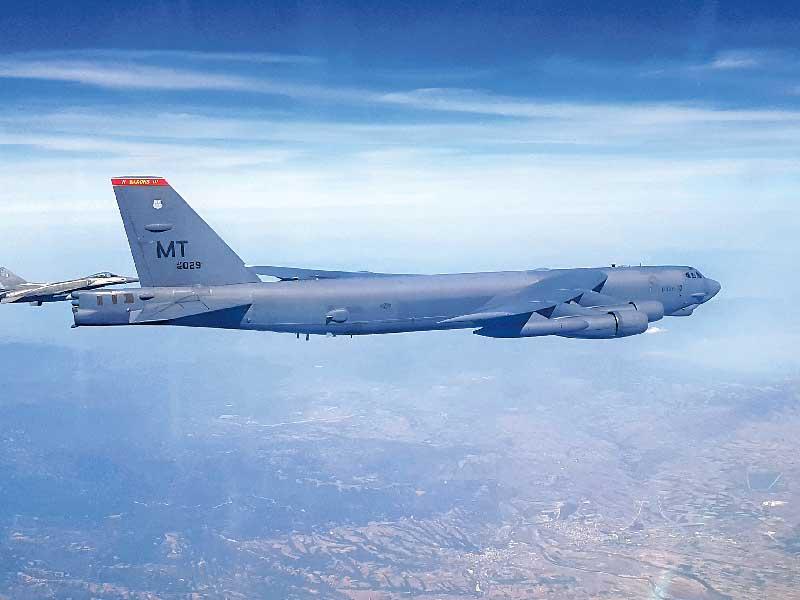 مقاتلة يونانية ترافق قاذفة أميركية «بي 52» خلال تدريب مشترك فوق المتوسط أمس الأول (رويترز)