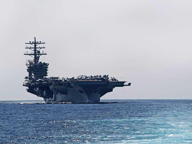 حاملة الطائرات الأميركية «نيميتز» تعبر مضيق هرمز باتجاه الخليج أمس الأول (أ ف ب)