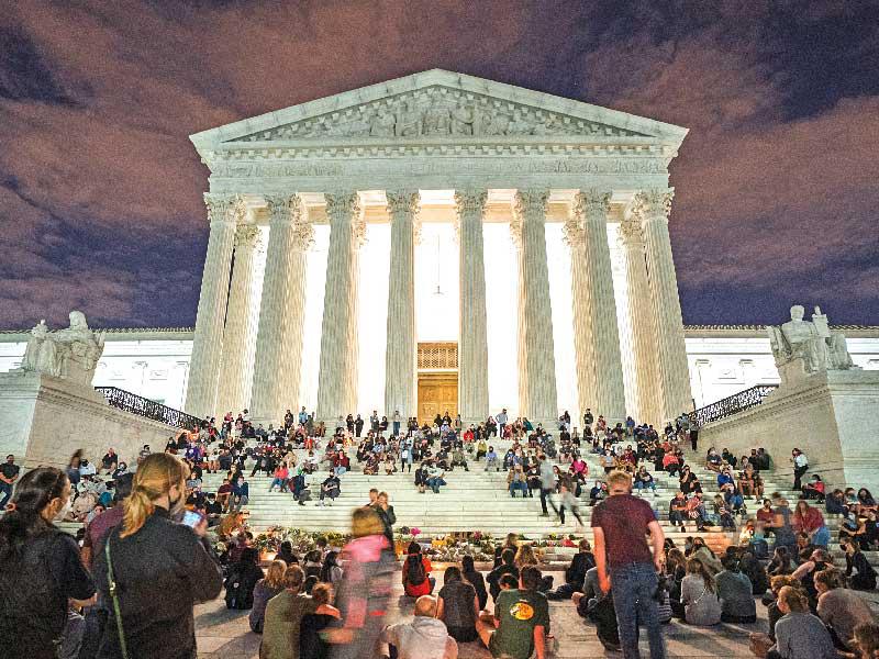 أميركيون يتجمعون أمام المحكمة العليا في واشنطن تعبيراً عن حزنهم وتقديرهم لغينسبرغ (إي بي أيه)