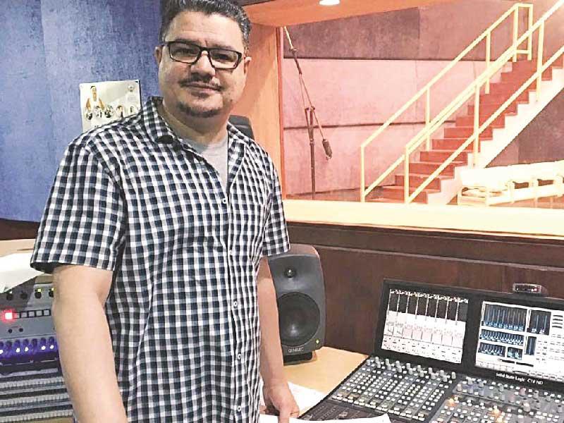 الفنان خالد المفيدي في الاستوديو