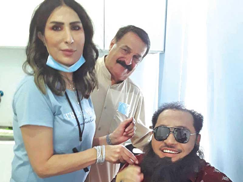 الفنان ولد الديرة وحسن سراب في غرفة المكياج