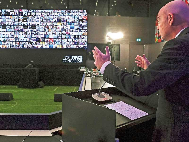 إنفانتيتو متحدثاً عبر برنامج «زووم» لأعضاء الجمعية العمومية (أ ف ب )