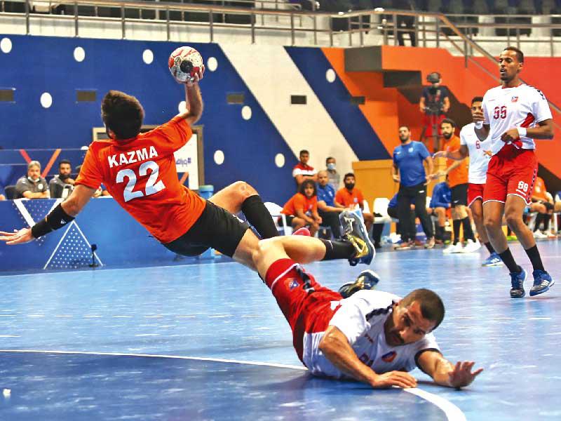 كرة مشتركة بين أحمد القطان ويعقوب أسيري ( تصوير جورج ريجي)