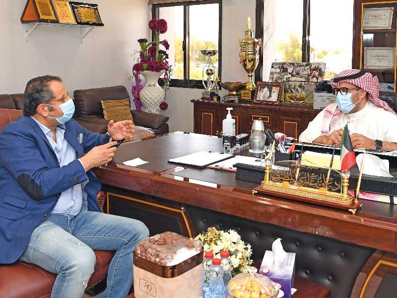 المطيري متحدثاً لـ«الجريدة» (تصوير عبدالله الخلف)