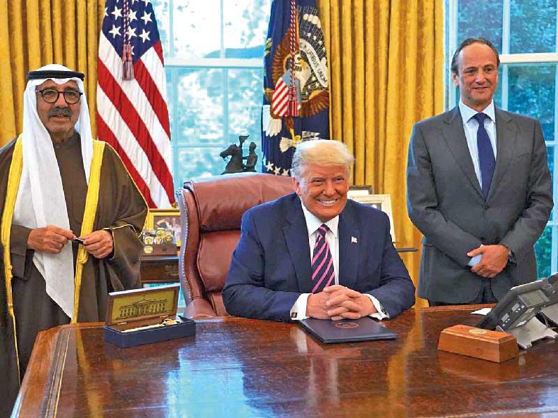 دونالد ترامب يتوسط ناصر الصباح والسفير الكويتي خلال التكريم