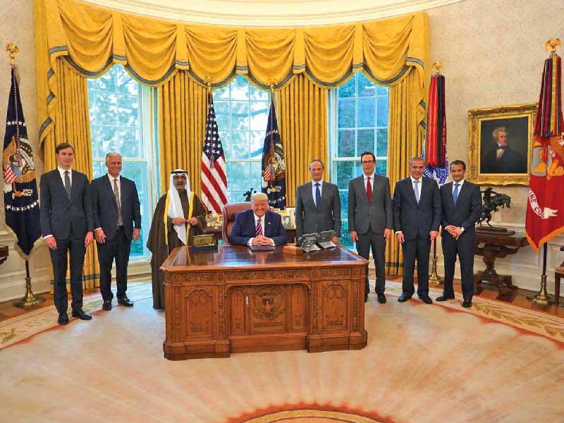 الرئيس الأميركي يتوسط المشاركين في الاحتفال