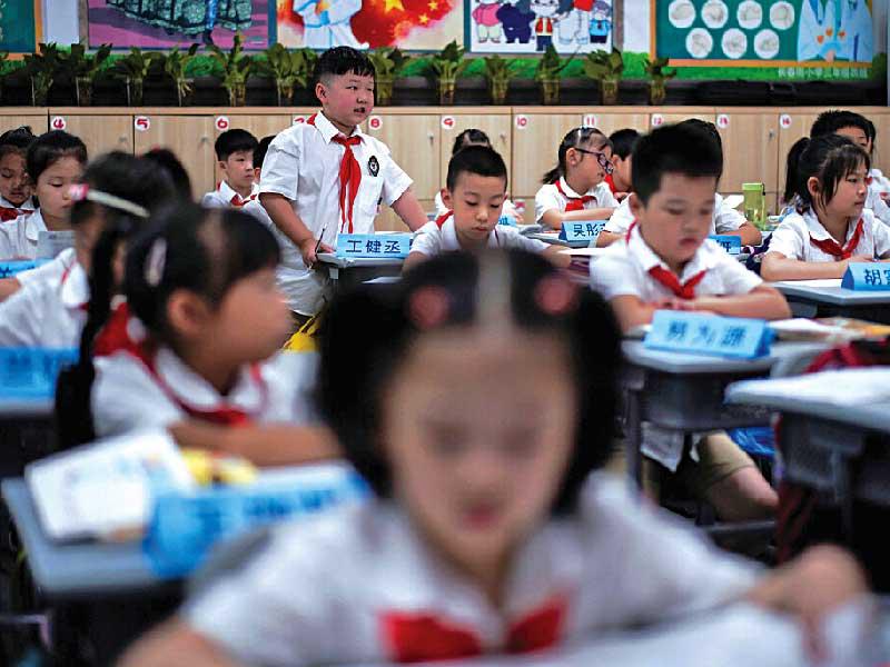 أعطت معلمها ورداً... فأهداها ضرباً وموتاً