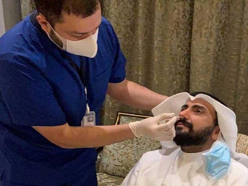  وزير الصحة د. باسل الصباح خلال إجراء المسحة