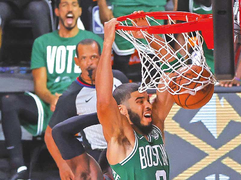 تاتوم نجم بوسطن يسجل في سلة ميامي