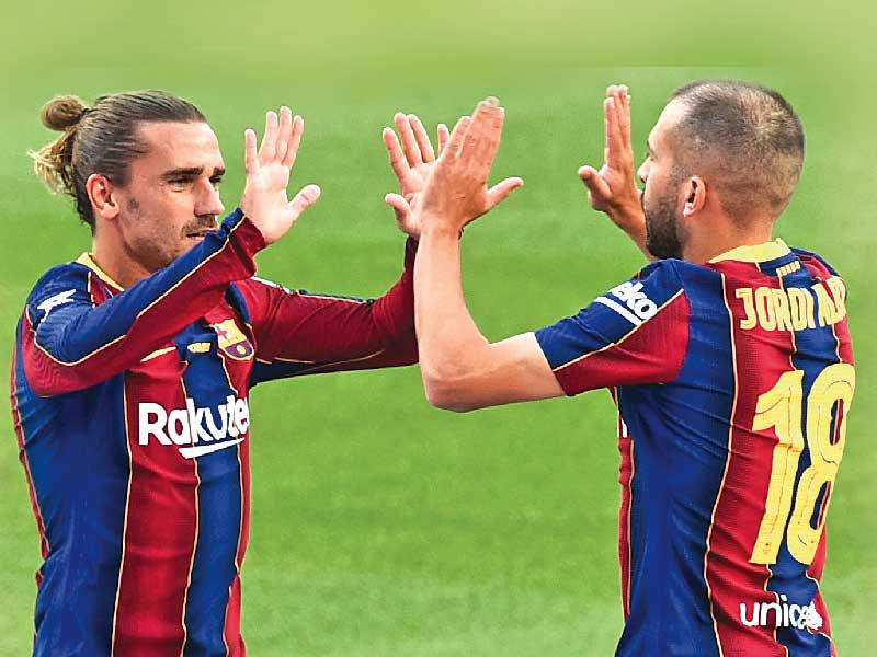 جوردي البا يهنىء غريزمان بهدفه