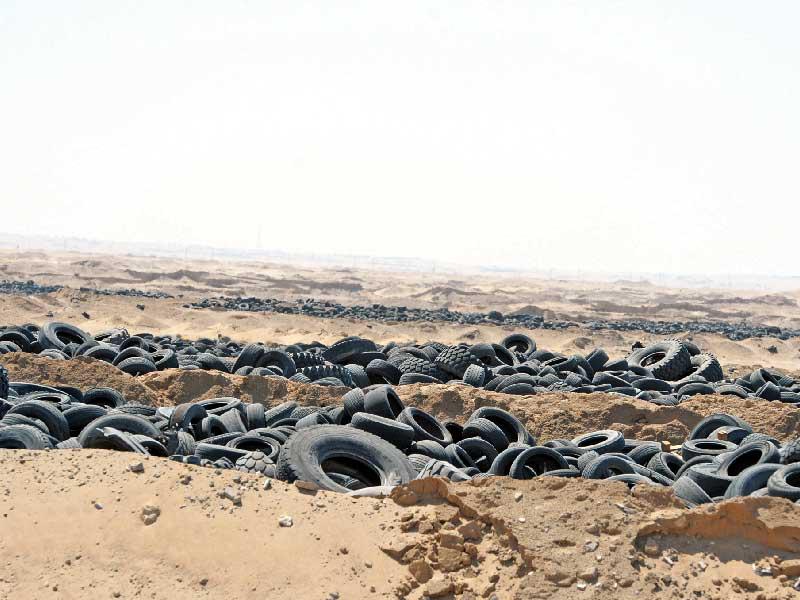 الاطارات تلوث مدينة جنوب سعد العبدالله الإسكانية