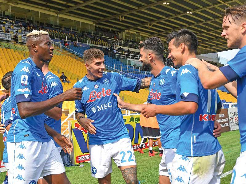 فرحة لاعبي نابولي بعد إحراز الهدف الثاني
