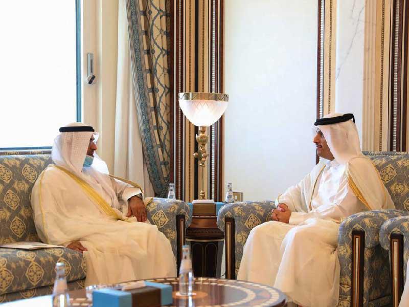 وزير الخارجية القطري خلال اجتماعه مع  الأمين العام لمجلس التعاون الخليجي نايف الحجرف في الدوحة أمس (قنا)