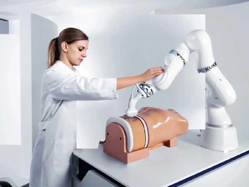 ذراعاً روبوتية مغلفة بمادة مطاطية تساعد الأطباء في تشخيص الأمراض وعلاج المرضى
