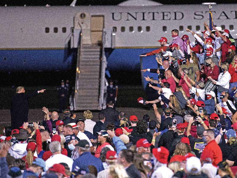 أنصار دونالد ترامب يستقبلونه في فايتفيل في نورث كارولينا أمس الأول (أ ف ب)