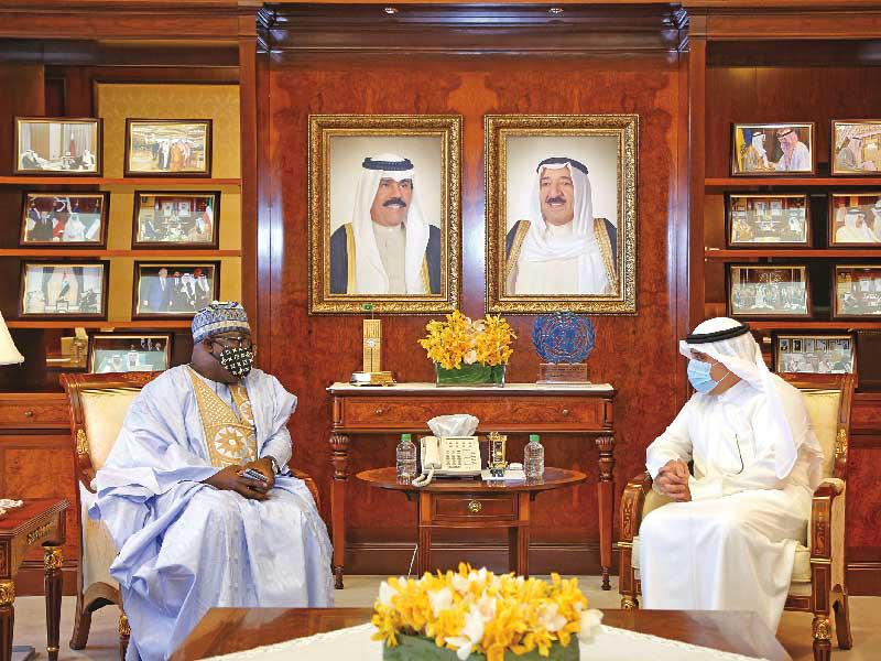 وزير الخارجية ووزير الدفاع بالإنابة الشيخ د. أحمد الناصر مستقبلا سفير غانا