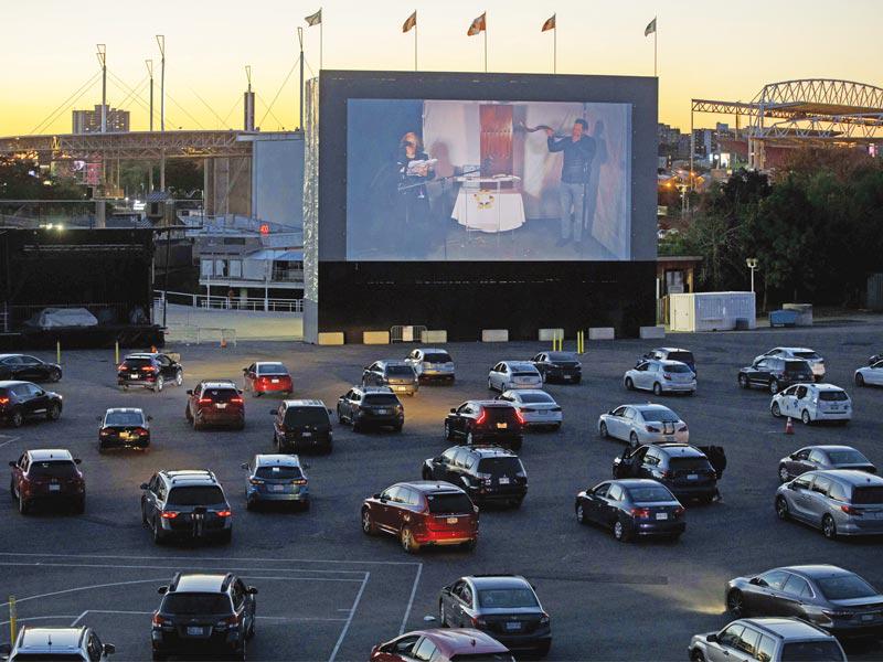 متابعة الجمهور بالسيارات لمهرجان تورنتو 