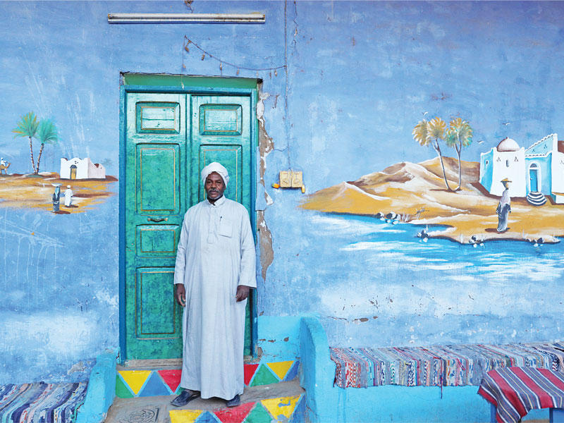 مصري نوبي في منزله بغرب سهيل على الضفة الغربية للنيل في أسوان ـ (رويترز)