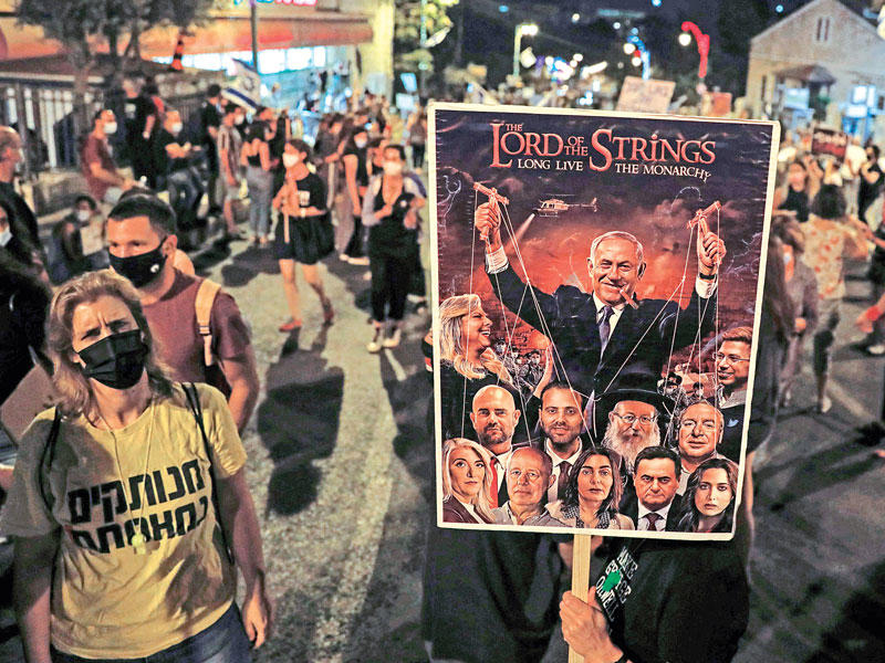 محتجون إسرائيليون أمام مقر نتنياهو بالقدس أمس الأول (أ ف ب)