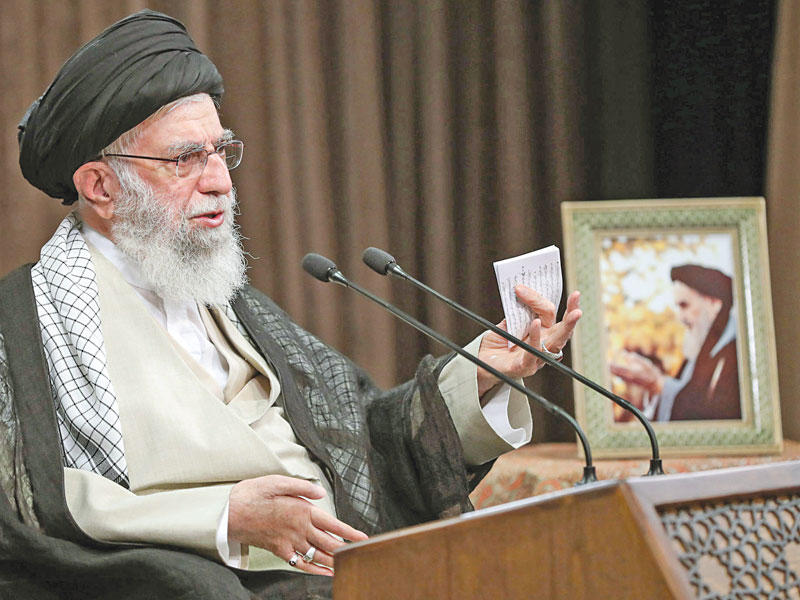 المرشد الإيراني علي خامنئي خلال كلمة بمناسبة ذكرى الحرب الإيرانية العراقية في طهران أمس (أ ف ب)