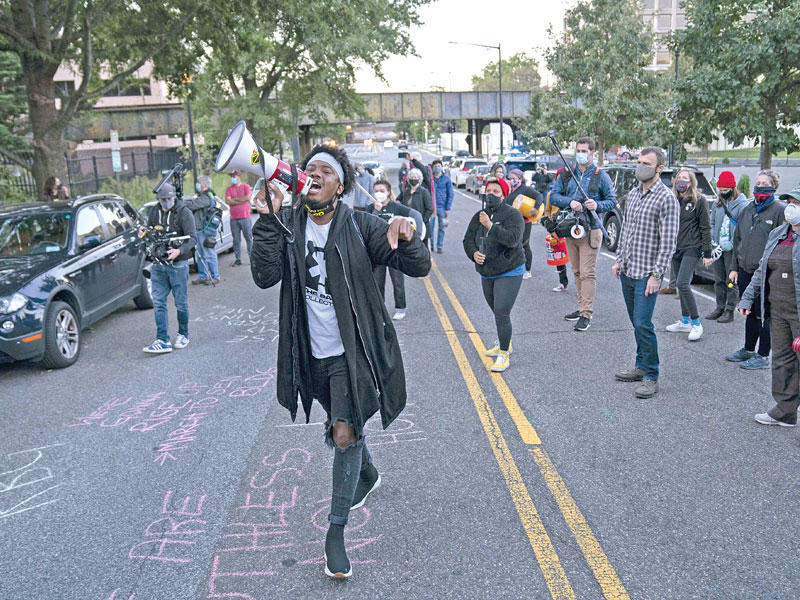 احتجاج أمام مقر إقامة السناتور الجمهوري ليندسي غراهام في واشنطن أمس الأول رفضاً لتأييده تسمية بديل لغينسبرغ