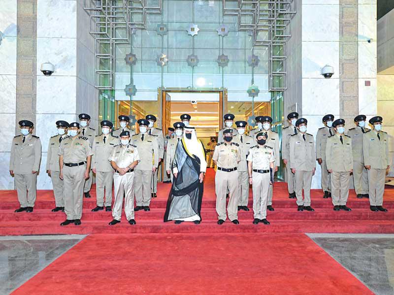  نائب رئيس مجلس الوزراء وزير الداخلية أنس الصالح ووكيل وزارة الداخلية الفريق عصام النهام يتوسطان الضباط الخريجين