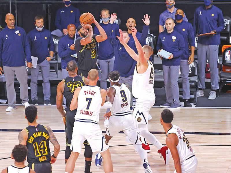 ديفيس نجم ليكرز يسجل السلة الثلاثية الحاسمة