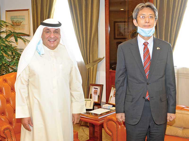  رئيس غرفة تجارة وصناعة الكويت، محمد جاسم الصقر مستقبلاً السفير الكوري الجنوبي أمس